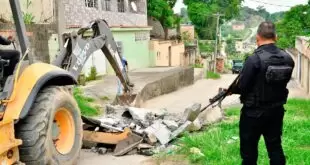 Prefeitura de Belford Roxo retira barricadas do tráfico no Morro da Caixa D´Água e Vila Pauline