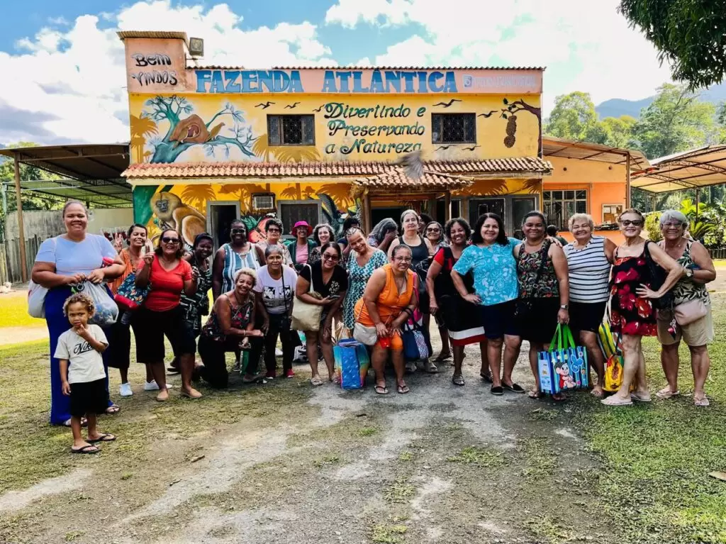Pacientes de fisioterapia oncológica da Secretaria da Mulher de Belford Roxo fazem passeio com piquenique