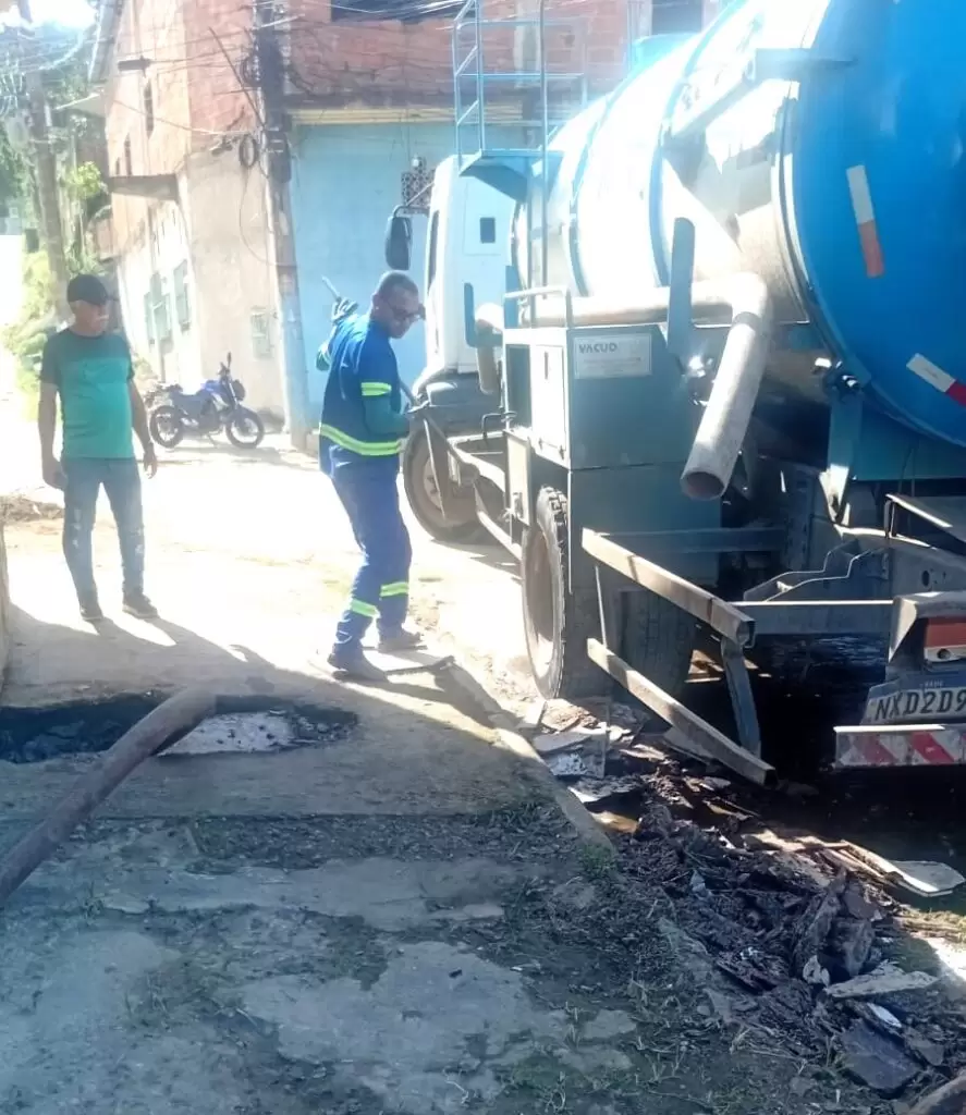 Prefeitura de Belford Roxo realiza troca de tampas de esgotos e desentope bueiros em várias ruas