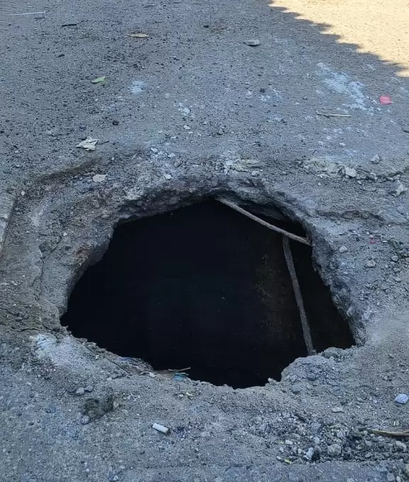 Prefeitura de Belford Roxo realiza troca de tampas de esgotos e desentope bueiros em várias ruas