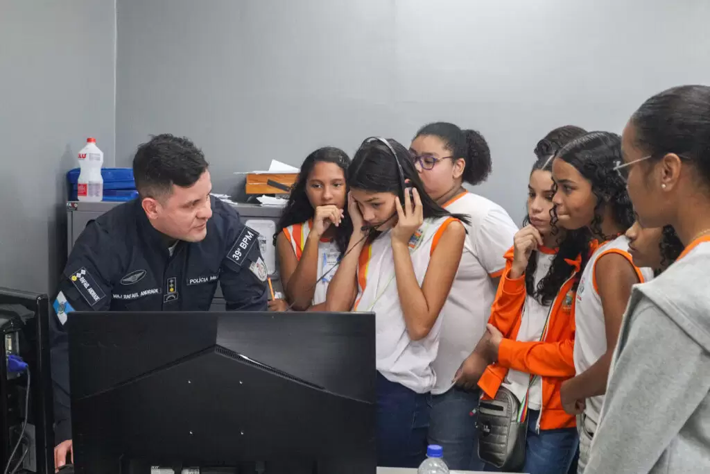 Escola José Pinto Teixeira participa do programa ‘Minha Escola Azul’ no batalhão de Polícia Militar