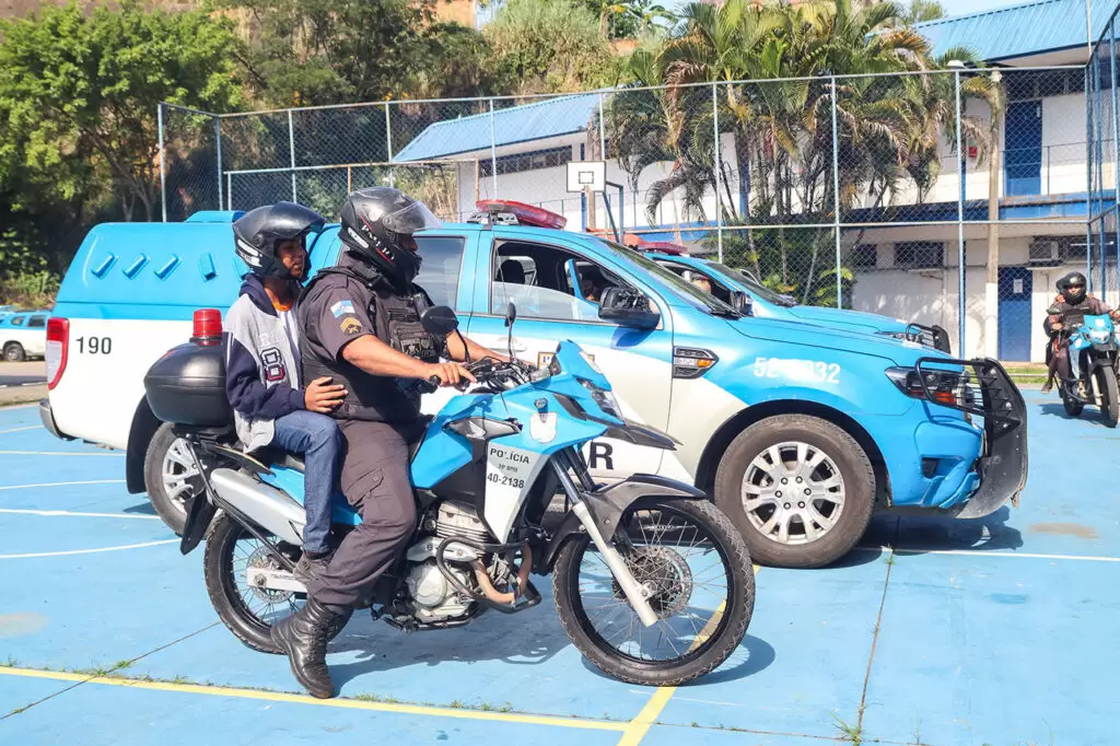Escola José Pinto Teixeira participa do programa ‘Minha Escola Azul’ no batalhão de Polícia Militar