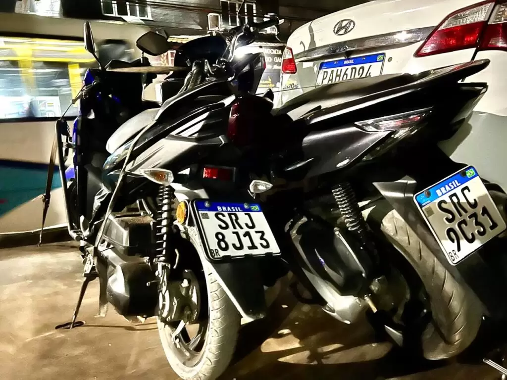 Operação da PM e Prefeitura prende quadrilha de clonagem de veículos e apreende carros e motos em Santa Tereza
