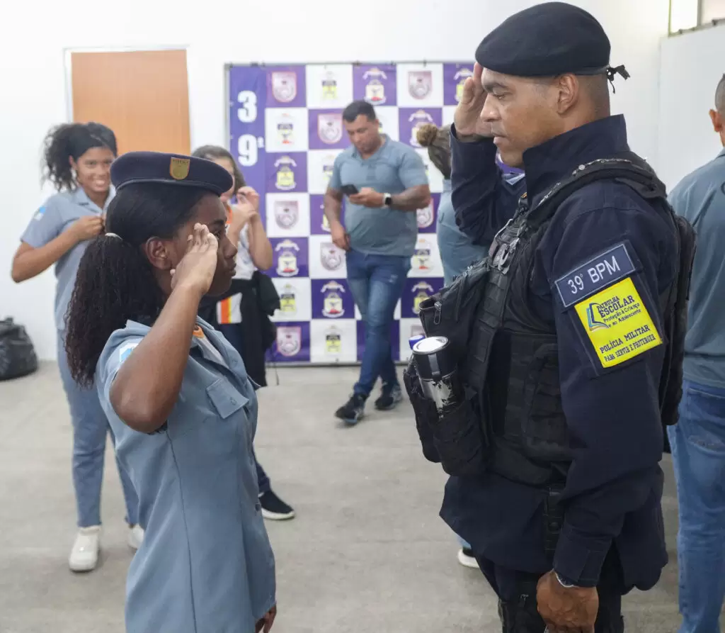 Escola José Pinto Teixeira participa do programa ‘Minha Escola Azul’ no batalhão de Polícia Militar