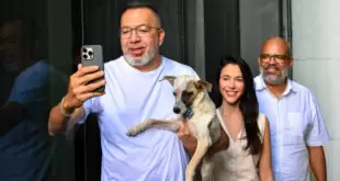 Prefeito de Belford Roxo resgata cãozinho abandonado em área de desmanche de carros