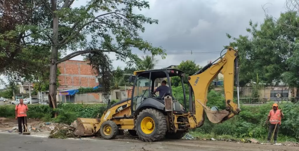 Prefeito acompanha limpeza em bairros de Belford Roxo