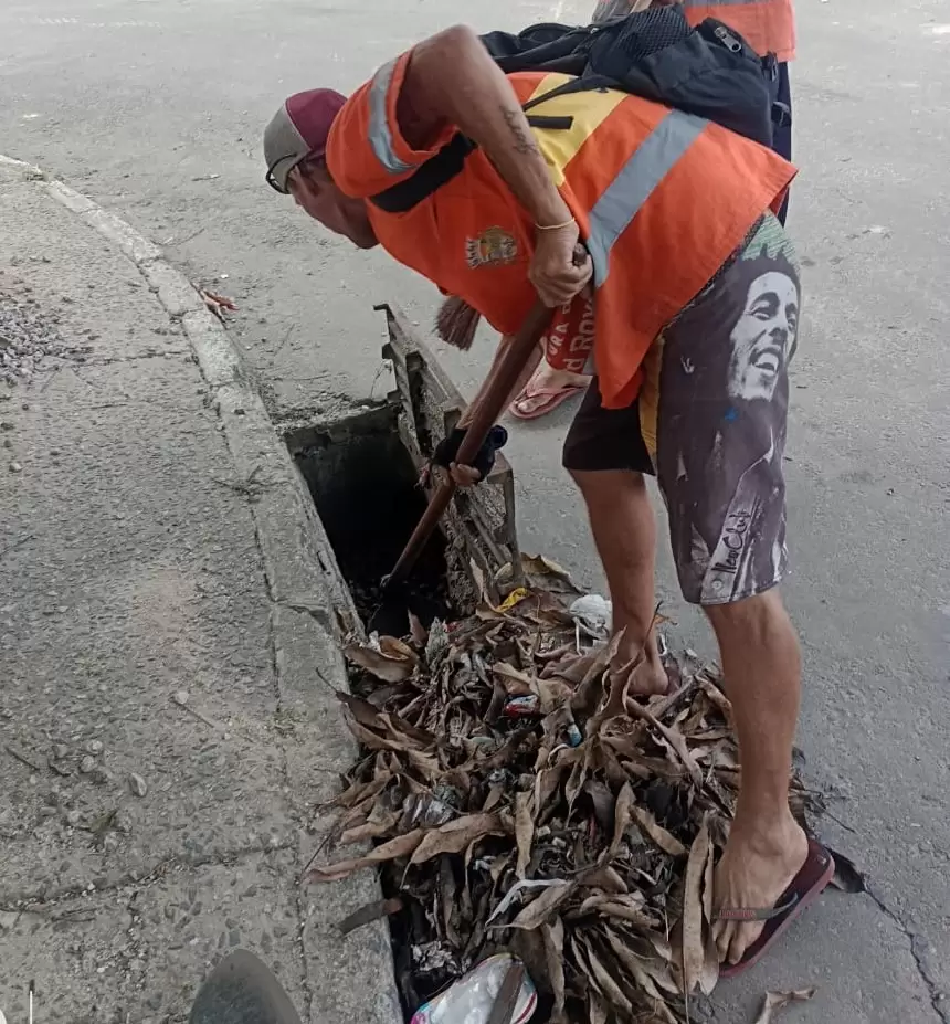 Prefeito acompanha limpeza em bairros de Belford Roxo