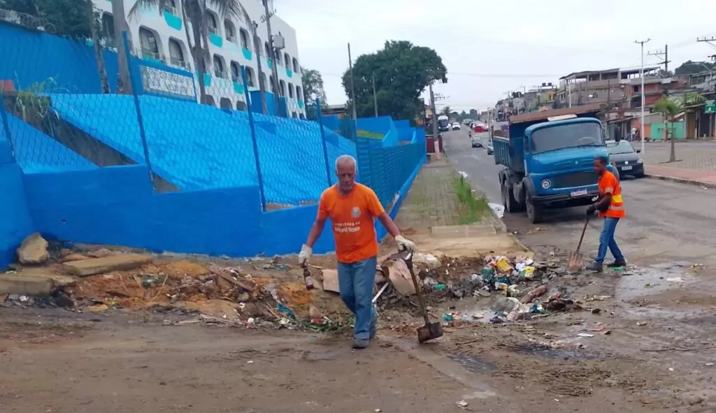 Prefeito acompanha limpeza em bairros de Belford Roxo